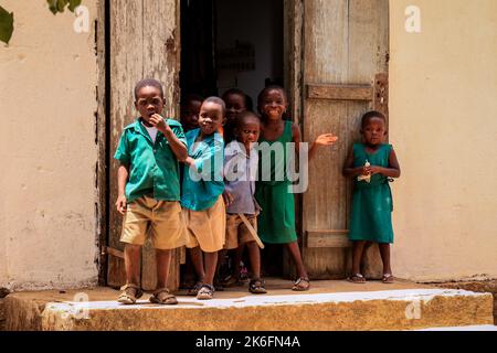 Amedzofe, Ghana - 07 aprile 2022: Studenti africani in uniforme colorata scuola vicino alla piccola città del Ghana Amedzofe Foto Stock