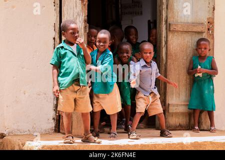 Amedzofe, Ghana - 07 aprile 2022: Studenti africani in uniforme colorata scuola vicino alla piccola città del Ghana Amedzofe Foto Stock