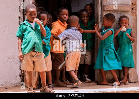 Amedzofe, Ghana - 07 aprile 2022: Studenti africani in uniforme colorata scuola vicino alla piccola città del Ghana Amedzofe Foto Stock