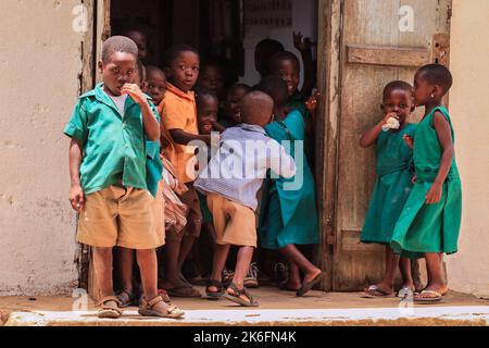 Amedzofe, Ghana - 07 aprile 2022: Studenti africani in uniforme colorata scuola vicino alla piccola città del Ghana Amedzofe Foto Stock