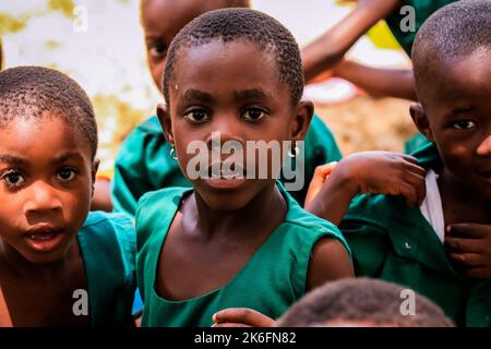 Amedzofe, Ghana - 07 aprile 2022: Studenti africani in uniforme colorata scuola vicino alla piccola città del Ghana Amedzofe Foto Stock