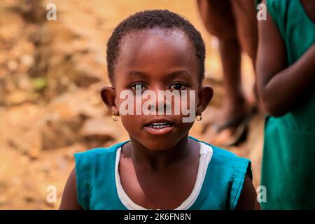 Amedzofe, Ghana - 07 aprile 2022: Studenti africani in uniforme colorata scuola vicino alla piccola città del Ghana Amedzofe Foto Stock