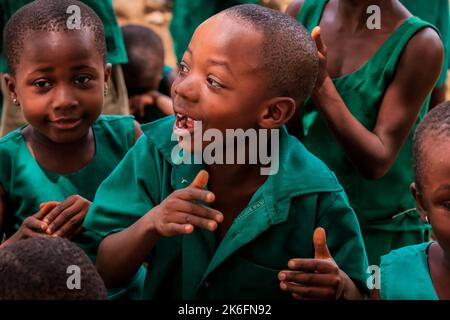 Amedzofe, Ghana - 07 aprile 2022: Studenti africani in uniforme colorata scuola vicino alla piccola città del Ghana Amedzofe Foto Stock