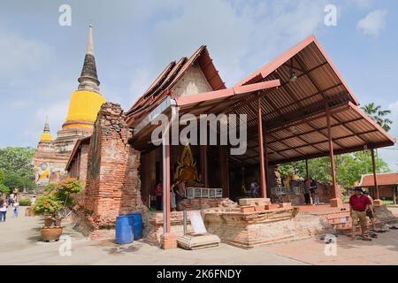 Sala di ordinazione ricostruita o ribosotto a Wat Yai Chai Mongkhon, che ospita una delle immagini di Buddha più venerate in Ayutthaya, Thailandia Foto Stock