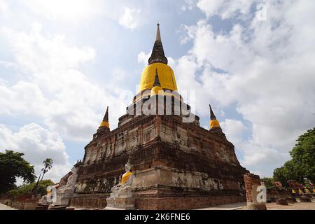 Il principale Chedi a forma di campana a Wat Yai Chai Mongkhon è uno dei punti di riferimento distintivi del Parco storico di Ayutthaya, Thailandia Foto Stock