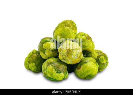 Vista in primo piano pila di piselli verdi ricoperti di wasabi croccanti e secchi, isolati su sfondo bianco con percorso di ritaglio Foto Stock