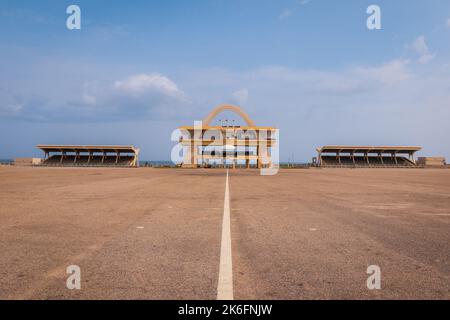 Accra, Ghana - 10 aprile 2022: Vista alla Piazza della Stella Nera, conosciuta anche come Piazza dell'Indipendenza, nel cuore di Accra Foto Stock