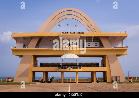 Accra, Ghana - 10 aprile 2022: Vista alla Piazza della Stella Nera, conosciuta anche come Piazza dell'Indipendenza, nel cuore di Accra Foto Stock