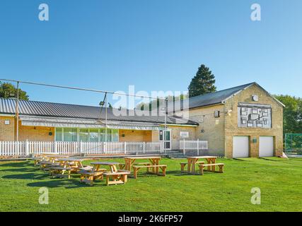 Il padiglione nel terreno del club di cricket nel villaggio di Great Oakley, Corby, Inghilterra. Foto Stock