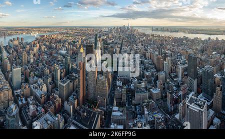 New York City, Stati Uniti d'America – 8 maggio 2017. Vista aerea panoramica su Manhattan, verso Lower Manhattan e il quartiere finanziario, da t Foto Stock