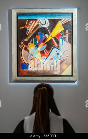 Londra, Regno Unito. 13th Ott 2022. Wassily Kandinsky, Tiefes Braun, dipinto tra aprile-giugno 1924, stima: $ 10.000.000-15.000.000 - opere dalla proprietà del filantropo e co-fondatore di Microsoft, Paul G. Allen a Christies Londra. Una mostra pubblica gratuita si svolge a partire dal 14-17 ottobre. Tutti i proventi della vendita (New York - 9 & 10 novembre), beneficeranno cause filantropiche credito: Guy Bell/Alamy Live News Foto Stock