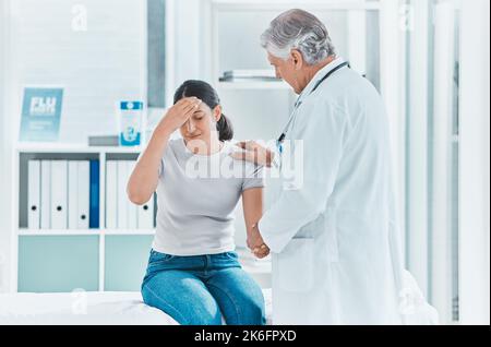 Non dovete essere soli. un medico che offre un supporto gentile del paziente dopo che le ha dato le sue notizie difettose. Foto Stock