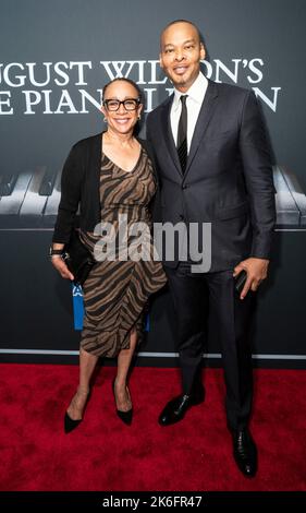 S. Epatha Merkerson (L) partecipa alla serata di apertura del revival della lezione di pianoforte di August Wilson al Teatro Ethel Barrymore il 13 ottobre 2022 Foto Stock