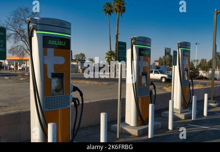 Una stazione con veloci caricabatterie per auto elettriche a Bowerbank, Maine, Stati Uniti Foto Stock