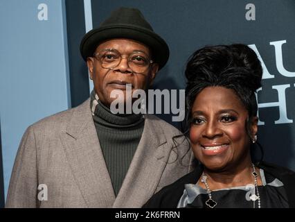 Samuel Jackson e Latanya Richardson Jackson assistono all'inaugurazione della serata di risveglio della lezione di pianoforte di August Wilson all'Ethel Barrymore Theatre il 13 ottobre 2022 Foto Stock