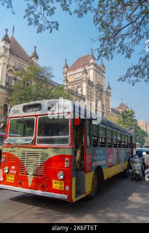 Mumbai, Maharashtra, India meridionale, 31th dicembre 2019: Autobus pubblici per strada Foto Stock