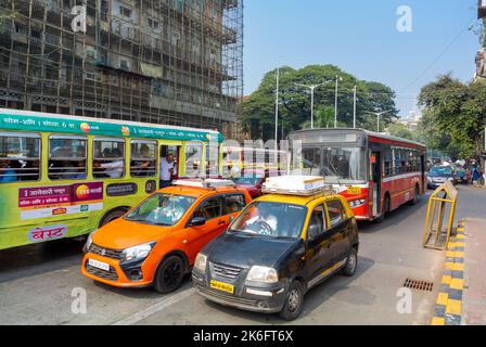 Mumbai, Maharashtra, India del Sud, 31th dicembre 2019: Ingorgo del traffico con auto, taxi e autobus in centro Foto Stock