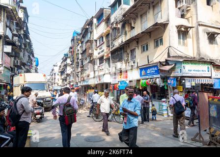 Mumbai, Maharashtra, India del Sud, 31th dicembre 2019: Gente locale nella strada del centro Foto Stock