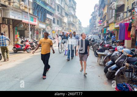 Mumbai, Maharashtra, India del Sud, 31th dicembre 2019: Un turista e locali a piedi nella strada del centro. Foto Stock