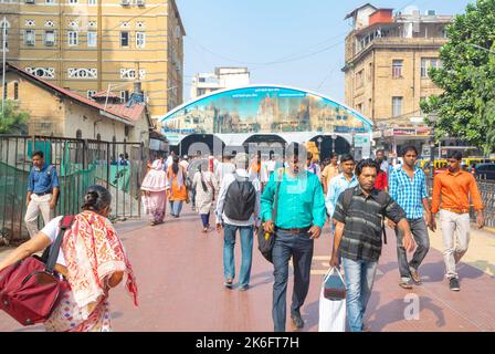 Mumbai, Maharashtra, India del Sud, 31th dicembre 2019: Pedoni e una stazione ferroviaria. Foto Stock