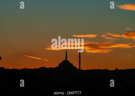 Silhouette della Moschea Fatih al tramonto. Foto di sfondo islamica. Skyline di Istanbul con moschee. Ramadan o kandil o laylat al-qadr concetto. Foto Stock