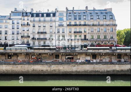Parigi, Francia - Agosto 27 2022: Vista degli edifici in Place Saint-Michel, una piazza pubblica nel quartiere Latino, Parigi dalla barca attraverso il fiume Foto Stock