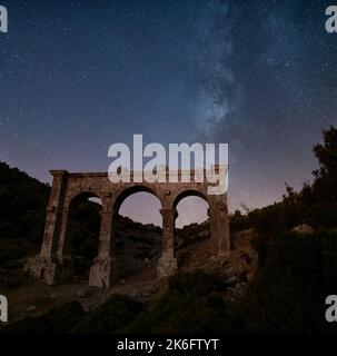 L'antica città di Ariassos, la porta della città in una notte in cui la Via Lattea è visibile Foto Stock