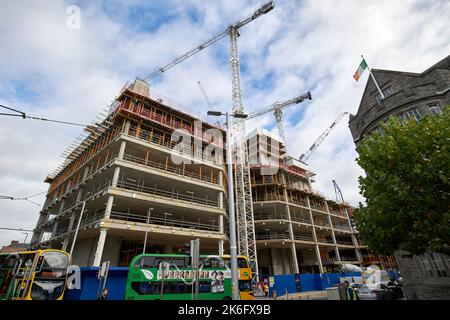 gru e scheletro edificio in costruzione sulla piazza del college townsend st dublin repubblica d'irlanda Foto Stock