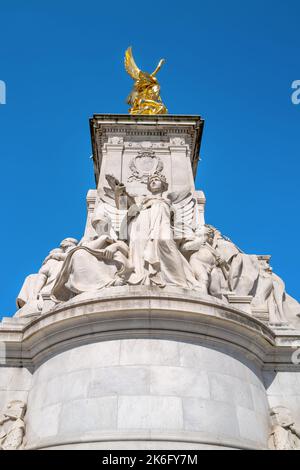 Londra, Regno Unito - 26 marzo 2022: Il Victoria Memorial contro il cielo blu chiaro. Eretto in onore della Regina Vittoria, questo monumento del 82ft si trova fuori Bucki Foto Stock