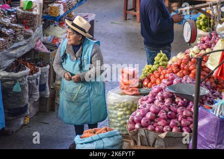 Urubamba, Perù - 30 giugno 2022: Signora che vende ortaggi e prodotti nel mercato centrale di Urubamba. Valle Sacra, Cusco, Perù Foto Stock