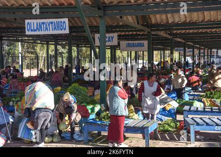 Urubamba, Perù - 30 giugno 2022: Signora che vende ortaggi e prodotti nel mercato centrale di Urubamba. Valle Sacra, Cusco, Perù Foto Stock