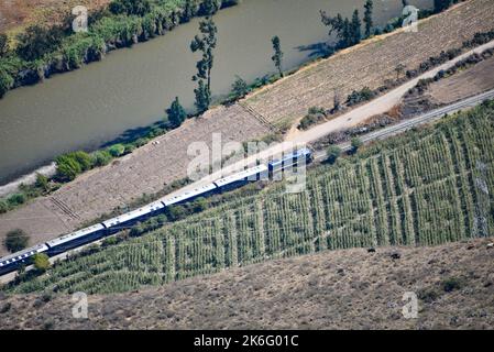 Veduta aerea di un treno che attraversa la Valle Sacra verso Machu Picchu. Cusco, Perù Foto Stock