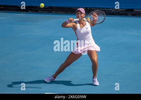 HUA HIN, THAILANDIA - 14 OTTOBRE: Sofia Costoulas del Belgio che gioca con Punnin Kovapitukted della Thailandia nella doppia partita semifinale contro Hong Yi Cody Wong di Hong Kong e Chao-Yi Wang di Taipei cinese all'industria CAL-COMP & CCAU 4,0 ITF TENNIS TOUR 2022 alla True Arena Hua Hin il 14 ottobre, 2022 a HUA HIN, THAILANDIA (Foto di Peter van der Klooster/Alamy Live News) Foto Stock