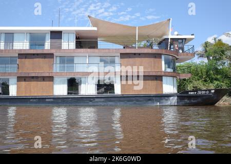 Iquitos, Perù - 27 giugno 2022: Una nave da crociera sul fiume Amazzonia vicino al porto di Iquitos, Perù Foto Stock