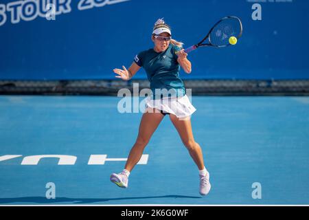 HUA HIN, THAILANDIA - 14 OTTOBRE: Punnin Kovapitukted of Thailand giocando con Sofia Costoulas del Belgio nella doppia partita semifinale contro Hong Yi Cody Wong di Hong Kong e Chao-Yi Wong di Taipei cinese all'industria CAL-COMP & CCAU 4,0 ITF TENNIS TOUR 2022 alla True Arena Hua Hin il 14 ottobre, 2022 a HUA HIN, THAILANDIA (Foto di Peter van der Klooster/Alamy Live News) Foto Stock