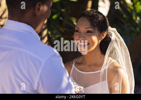 Felice coppia afro-americana sposarsi, sorridendo durante il giorno del matrimonio Foto Stock