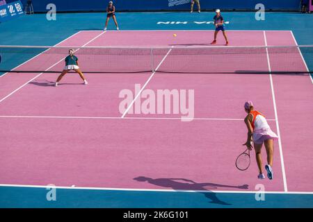 HUA HIN, THAILANDIA - 14 OTTOBRE: Sofia Costoulas del Belgio che serve per la partita con Punnin Kovapitukted della Thailandia nella doppia partita semifinale contro Hong Yi Cody Wong di Hong Kong e Chao-Yi Wang di Taipei cinese al CAL-COMP & CCAU INDUSTRIA 4,0 ITF TENNIS TOUR 2022 alla True Arena Hua Hin on 14 ottobre 2022 a HUA HIN, THAILANDIA (Foto di Peter van der Klooster/Alamy Live News) Foto Stock