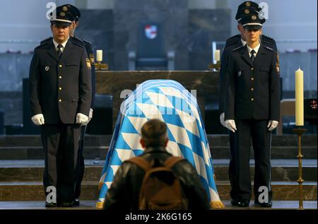 14 ottobre 2022, Baviera, Würzburg: Gli agenti di polizia si trovano nella cattedrale accanto alla bara dell'ex presidente del parlamento bavarese Barbara Stamm (CSU). Prima di un atto ufficiale di lutto, i cittadini possono dire Arrivederci al politico defunto alla bara. Foto: Karl-Josef Hildenbrand/dpa Foto Stock