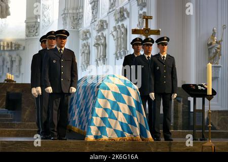 14 ottobre 2022, Baviera, Würzburg: Gli agenti di polizia si trovano nella cattedrale accanto alla bara dell'ex presidente del parlamento bavarese Barbara Stamm (CSU). Prima di un atto ufficiale di lutto, i cittadini possono dire Arrivederci al politico defunto alla bara. Foto: Karl-Josef Hildenbrand/dpa Foto Stock