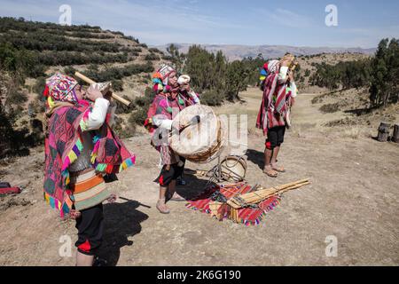 Cusco, Perù - 1 luglio, 2022: Un gruppo di musicisti in vestito tradizionale Quechua, si esibiscono per i turisti nella Valle Sacra sugli Inca Foto Stock