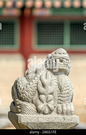 Primo piano di una statua di Haetae al Palazzo Gyeongbokgung di Seul, Corea Foto Stock