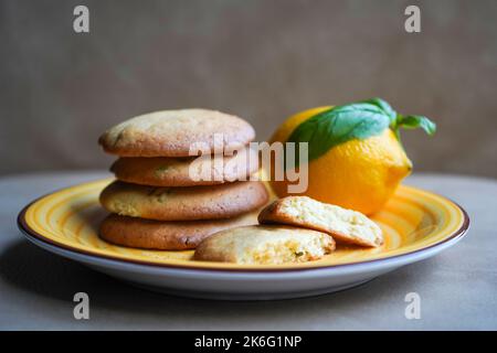 biscotti con limone e basilico su piatto giallo Foto Stock