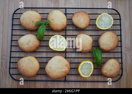 biscotti con limone e basilico su griglia metallica. Foto Stock