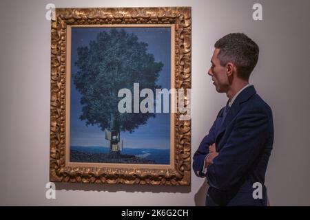 Londra Regno Unito. 14 ottobre 2022 .RENÉ MAGRITTE (1898-1967) Lavoix du sang olio su tela dipinta nel 1948 stima: $ 12.000.000-15.000.000. Anteprima a Christies forma la proprietà del filatropista e co-fondatore di Microsoft Paul G. Allen da Visionary $i miliardo vendita filantropica dei capolavori che coprono 500 anni di storia dell'arte da vendere all'asta a New York il 9 e 10 novembre. Credit: amer Ghazzal/Alamy Live News. Foto Stock