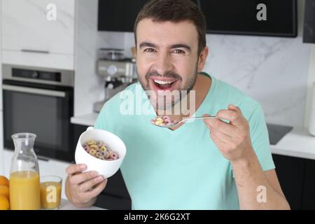 Uomo che ha dei cereali per colazione Foto Stock