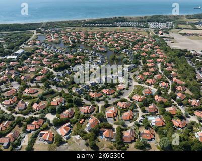 Bungalow vacanza parco alloggio resort di svago in Zeeland, Paesi Bassi. Villaggio di capanna estivo sul lato mare. Estate cottage drone overhead Foto Stock