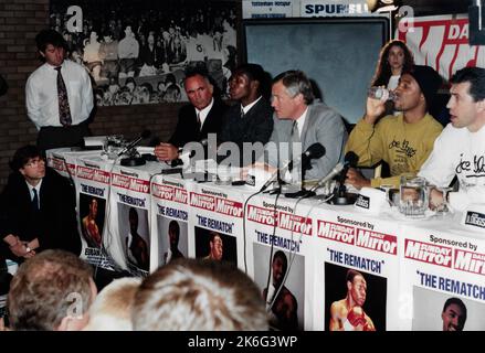 Michael Watson / Chris Eubank conferenza stampa di rifacimento il 12/9/91 allo stadio di calcio White Hart Lane, Tottenham, Londra Foto Stock