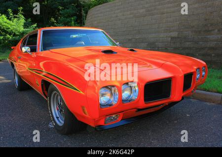 Orange 1970 Pontiac GTO 'il Giudice' in un giorno d'estate a St. Croix Falls, Wisconsin, Stati Uniti. Foto Stock