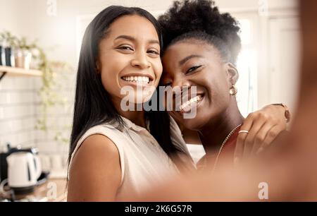 Fare ricordi con la mia bestie. due giovani amici che prendono un selfie mentre trascorrono del tempo insieme a casa. Foto Stock