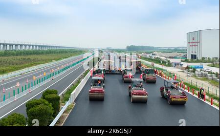 HUAI'AN, CINA - 10 SETTEMBRE 2022 - la costruzione del progetto di ricostruzione ed espansione ad alta velocità Pechino-Shanghai è vista a Huai 'an, Jiangs Foto Stock